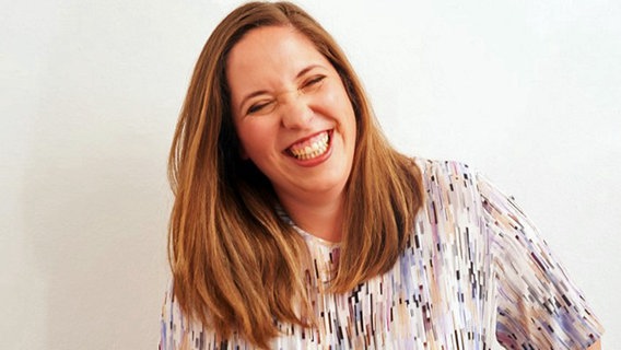 Kathleen Alder lacht mit geschlossenen Augen. © Tony Briggs Foto: Tony Briggs