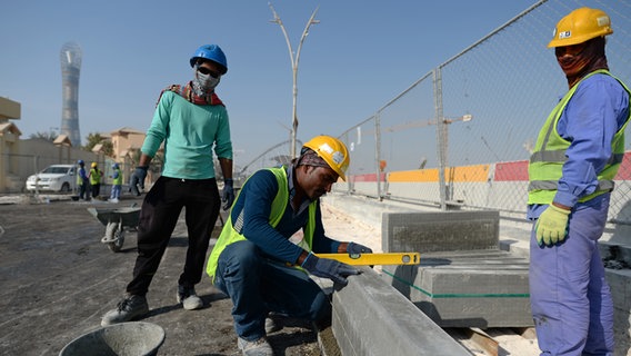 Arbeiter auf der Baustelle des Khalifa-Stadions in Katar © picture alliance/dpa Foto: Andreas Gebert
