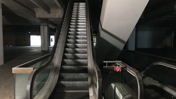 Rolltreppe in einem leeren Kaufhaus © NDR.de 