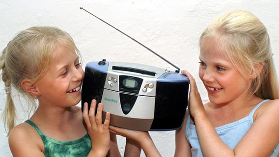 Mädchen hören Musik © picture-alliance/dpa 