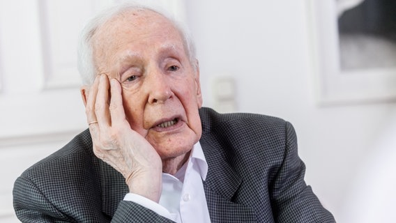 Ein älterer Mann stützt seinen Kopf auf die Hand und spricht - Klaus von Dohnanyi (SPD), ehemaliger Erster Bürgermeister von Hamburg, gibt in seinem Büro ein Interview. © picture alliance/dpa Foto: Markus Scholz