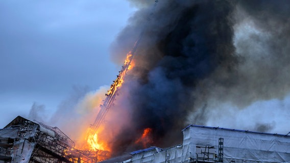 Ein brennender Turm stürzt ein © dpa bildfunk Foto: Ida Marie Odgaard