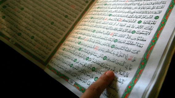 Aufgeschlagener Koran © picture alliance / dpa 