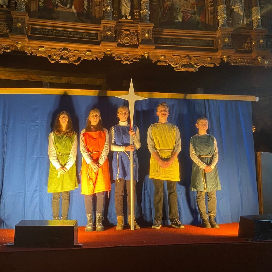 Fünf Jugendliche stehen auf einer Bühne in einer Kirche nebeneinander. Der Hintergrund ist ein blaues Tuch. © Daniel Kaiser / NDR Foto: Daniel Kaiser