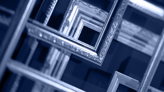Blau verfremdetes Motiv: Leere alte Bilderrahmen übereinander angeordnet. © Comstock Images 