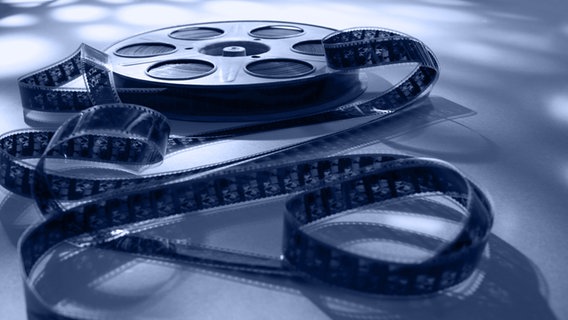 Blau verfremdetes Motiv: Eine ausgerollte Filmrolle. © © Henry Schmitt - Fotolia.com_23277998_M Foto: © Henry Schmitt - Fotolia.com_23277998_M