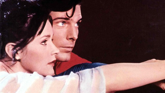 Margot Kidder und Christopher Reeve in einer Szene in dem Film "Superman" (1978). © picture alliance/United Archives 