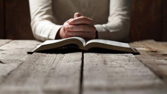 Frau betet über der Bibel © fotolia Foto: 4Max