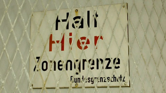 Ein Schild mit der Aufschrift "Halt Hier Zonengrenze" © Screenshot NDR 
