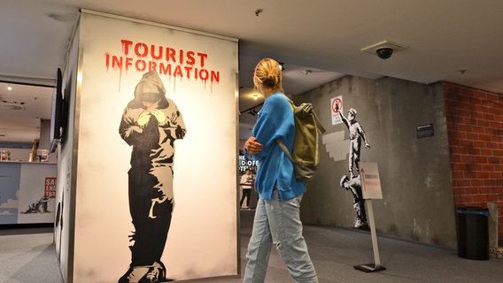 Der Eingang zur  Hamburger Ausstellung "The Mystery of Banksy - A Genius Mind" © NDR Foto: Patricia Batlle