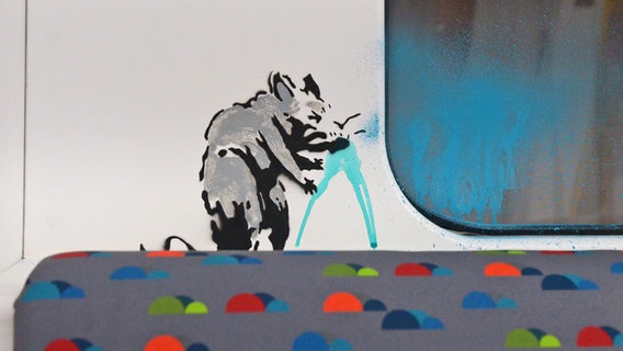 Eine gesprayte Ratte - Markenzeichen und Tag von Banksy - Bild einer Replik von Kunst des Graffiti-Künstlers Banksy in der Hamburger Ausstellung "The Mystery of Banksy - A Genius Mind" © NDR Foto: Patricia Batlle