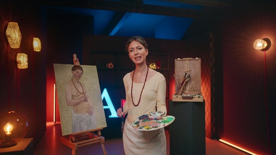 Bianca Hauda steht neben einem Gemälde von Paula Modersohn-Becker © Screenshot NDR 
