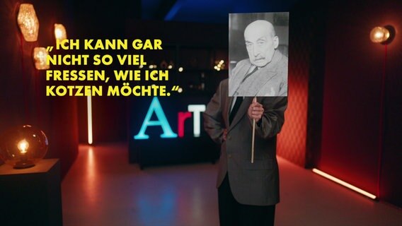 Bianca Hauda hält ein Schild mit einem Porträt von Max Liebermann vor ihr Gesicht. © Screenshot NDR 