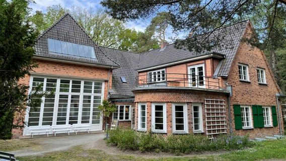 Das Atelierhaus von Ernst Barlach in Güstrow, ein Backsteingebäude, von außen. Das Atelierhaus von Ernst Barlach in Güstrow, ein Backsteingebäude, von außen. © NDR Foto: Thomas Naedler
