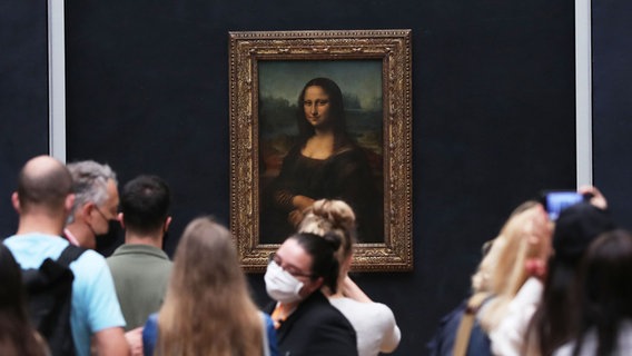 Ds Gemälde Mona Lisa hinter einer Traube von Besuchern © picture alliance / Photoshot 