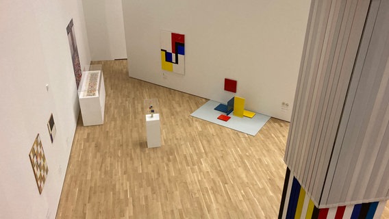 Ein Ausstellungsraum aus der Vogelperspektive © NDR.de/ Janek Wiechers Foto: Janek Wiechers