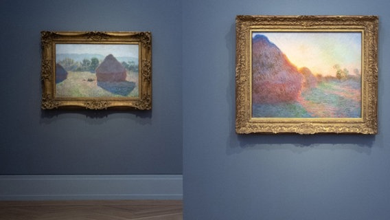 Die Gemälde "Getreideschober in der Mittagssonne" (1890, l) und "Getreideschober" (1890) sind in der Ausstellung "Monet.Orte" im Potsdamer Museum Barberini zu sehen. © dpa Foto: Soeren Stache