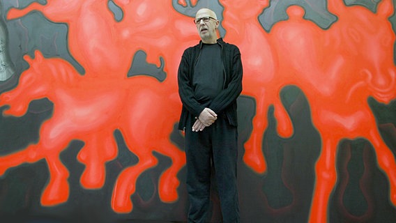 Der Künstler Jörg Immendorff 2004 vor einem seiner Gemälde in seinem Atelier in Düsseldorf. © dpa - Bildfunk Foto: Roland Weihrauch