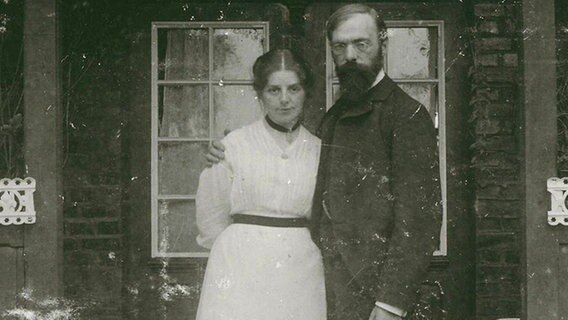 Eine historische Schwarz-weiß-Aufnahme zeigt das Ehepaar Paula Becker und Otto Modersohn im Jahr 1902. © Modersohn-Museum Fischerhude 