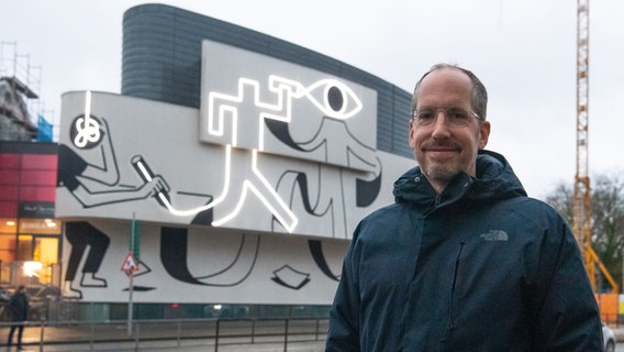 Ein Mann steht vor der Fassade des Horst-Janssen-Museums in Oldenburg © picture alliance Foto: Sarah Knorr