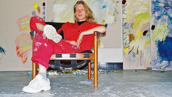 Die Malerin Lotte Wieringa sitzt auf einem Stuhl. © Lotte Wieringa Foto: Eelke Renschke Bekkenutte