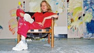 Die Malerin Lotte Wieringa sitzt auf einem Stuhl. © Lotte Wieringa Foto: Eelke Renschke Bekkenutte