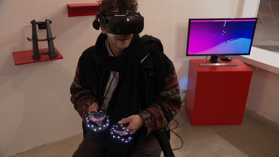 Ein Mann trägt eine VR-Brille © Screenshot NDR 