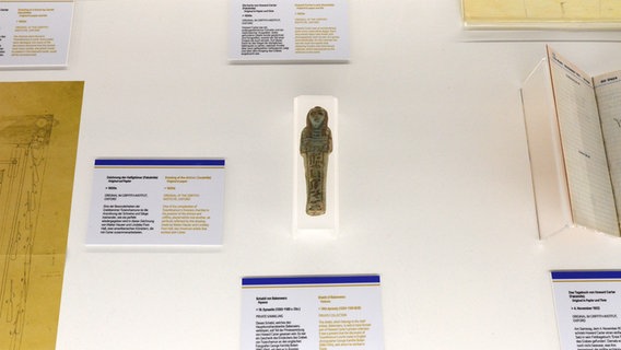 Ein Uschebti, eine kleine Statuette, hinter Glas in der Ausstellung "Tutanchamun" in Hamburg © NDR Foto: Patricia Batlle