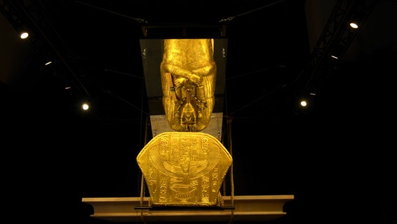 Eine Replik des goldenen Sarkophags von Tutanchamun in der Ausstellung "Tutanchamun" in Hamburg © NDR Foto: Patricia Batlle