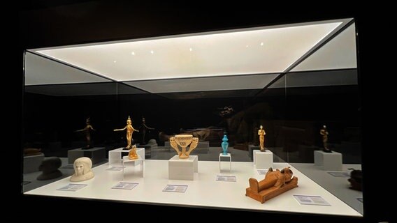 Ausstellungsobjekte aus der immersiven Ausstellung "Tutanchamun" in Hamburg in einer Glasvitrine - Repliken aus dem Grab des Pharaos © NDR Foto: Patricia Batlle