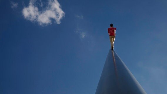 Skulptur "Man walking to the sky" © picture alliance / imageBROKER | Stefan Ziese Foto: Stefan Ziese