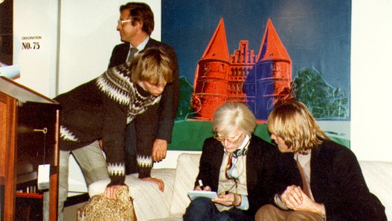Andy Warhol bei einer Vernissage in Lübeck © Heiner Reese 