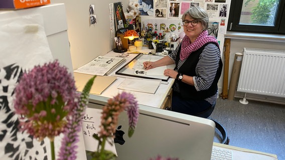 Birgit Weyhe an ihrem Schreibtisch © NDR.de/ Mathias Heller Foto: Mathias Heller