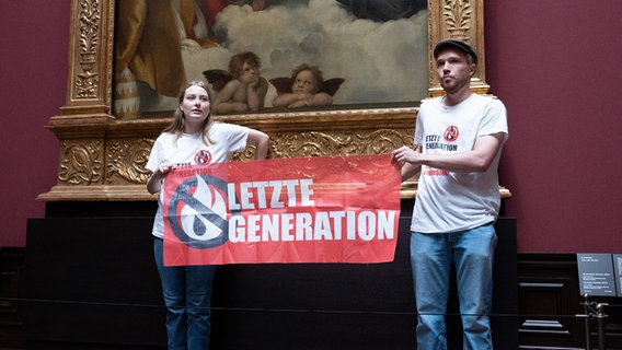 Zwei Umweltaktivisten der Gruppe "Letzte Generation" haben sich in der Gemäldegalerie Alte Meister an dem Gemälde "Sixtinische Madonna" von Raffael festgeklebt. © picture alliance/dpa Foto: Sebastian Kahnert