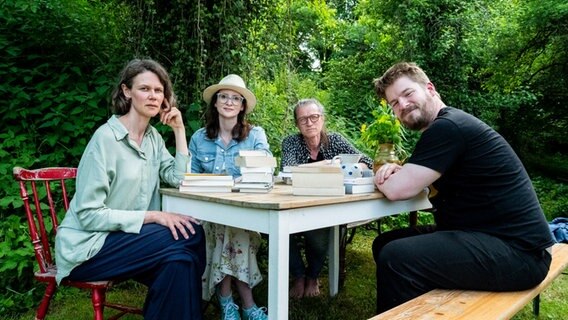 Die Schriftstellerin Lisa Kreißler und NDR Kultur Redakteure Juliane Bergmann, Alexander Solloch und Joachim Dicks an einem Tisch voller Bücher. © NDR Foto: Manuel Gehrke