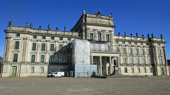 Schloss Ludwigslust mit Baugerüst © NDR Foto: Axel Seitz