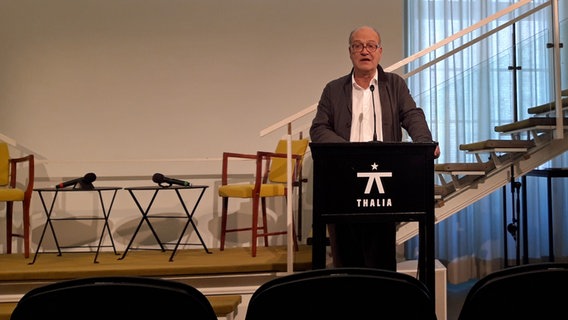 Joachim Lux steht an einem Rednerpult im  Mittelrangfoyer des Thalia Theaters und spricht. © NDR Foto: Katja Weise