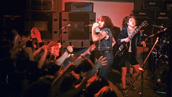 Die australische Rockband AC/DC mit Sänger Bon Scott live in der Hamburger Markthalle 1977. © picture alliance / Jazz Archiv Foto: Hardy Schiffler