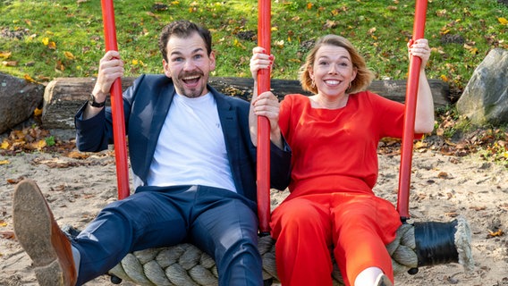 Ein Mann und eine Frau sitzen auf einer Schaukel und lachen. © NDR Foto: Johannes Wulff