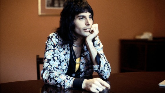 Freddie Mercury 1974 © dpa/RETNAUK Foto: MICHAEL PUTLAND