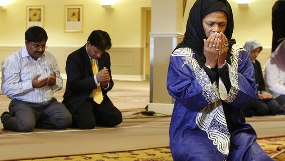 Amina Wadud beim gemischtgeschlechtlichen mulimischen Gebet © picture-alliance/dpa/dpaweb Foto: Stephen Chernin