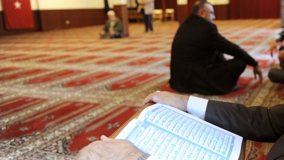 Mann liest Koran in Moschee © picture alliance / Marcus Brandt/dpa | Marcus Brandt Foto: Marcus Brandt
