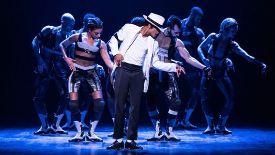Szenenmotiv aus "MJ - The Musical" am Broadway (mit Ephraim Sykes als MJ) © Matthew Murphy 