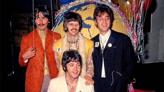 Die Beatles (von links): George Harrison, Ringo Starr, John Lennon und Paul McCartney (sitzend) 1967 ©  Pa/PA Wire/dpa 