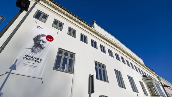 Am Gebäude der Musikhochschule Lübeck hängt ein Banner des Brahms-Festivals © Olaf Mahlzahn 