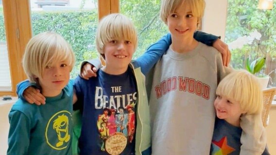 Vier blonde Jungen stehen Arm in Arm nebeneinander © NDR 