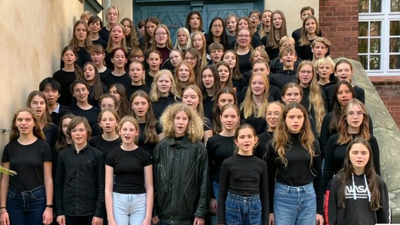 Etwa sechzig schwarz gekleidete Jugendliche stehen auf einer Treppe und singen © NDR 
