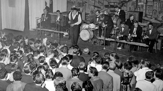 Der amerikanische Musiker Chubby Checker 1964 auf der Bühne des Star-Clubs. Der amerikanische Musiker Chubby Checker 1964 auf der Bühne des Star-Clubs. © dpa Foto: Fritz G. Blumenberg