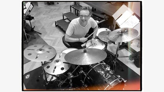 Morten Lund am Schlagzeug (Schwarz-Weiß-Aufnahme)  Foto: Marcio Doctor