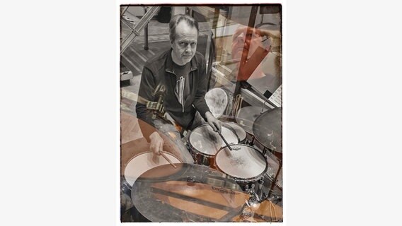 Tom Rainey am Schlagzeug (Schwarz-Weiß-Aufnahme)  Foto: Marcio Doctor